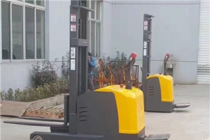 電動(dòng)堆高車叉車為什么會(huì)出現(xiàn)漏油現(xiàn)象？