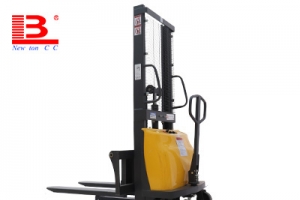 如何選購一臺(tái)優(yōu)質(zhì)的半電動(dòng)電動(dòng)堆高車？