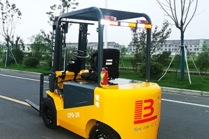 第一次購買小型電動叉車首先要考慮哪些重要因素？