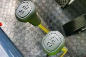購買電動液壓叉車只看叉車報(bào)價嗎？