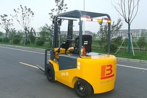 如何在光線不足的環(huán)境中使用電動(dòng)叉車？