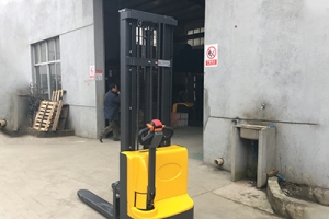 購(gòu)買電動(dòng)堆高車只看報(bào)價(jià)可以嗎？