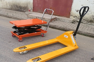 手動叉車的自重和規(guī)格是多少？